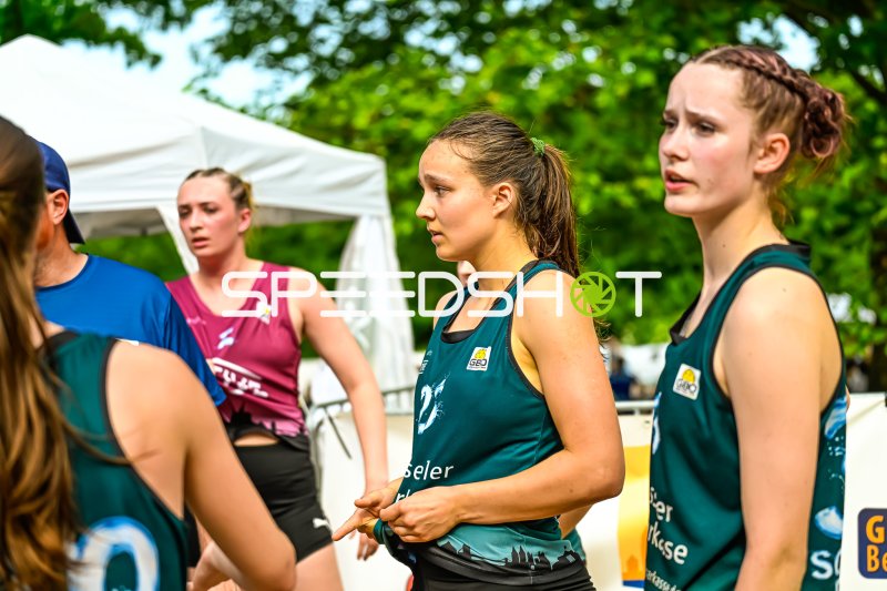 Spielerinnen im Teamgespräch beim 3x3-Basketball-Turnier im Freien