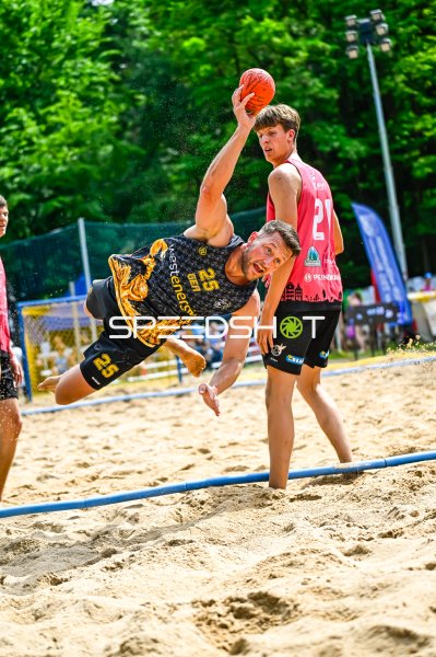Spektakulärer Wurfversuch von Spieler #25 beim Beach-Handball