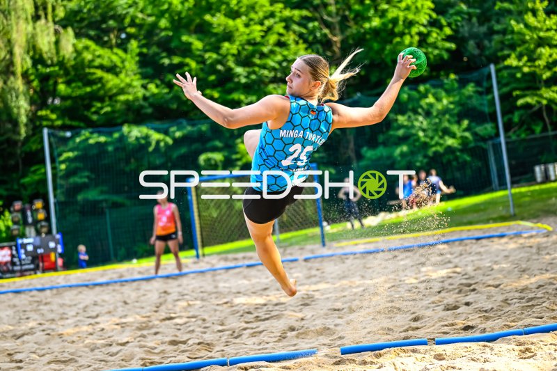 Spielerin (#25; Minga Turtles) beim Sprungwurf im Beach-Handball