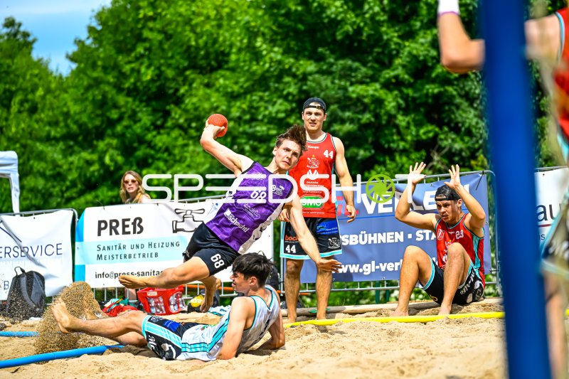 Spieler #68 beim Wurf im Beach-Handball-Turnier