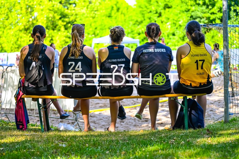 Flying Ducks Spielerinnen auf der Bank beim Beach-Handball-Turnier