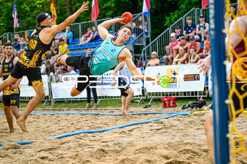 Spieler (#47) beim Torwurf beim German Beach Open