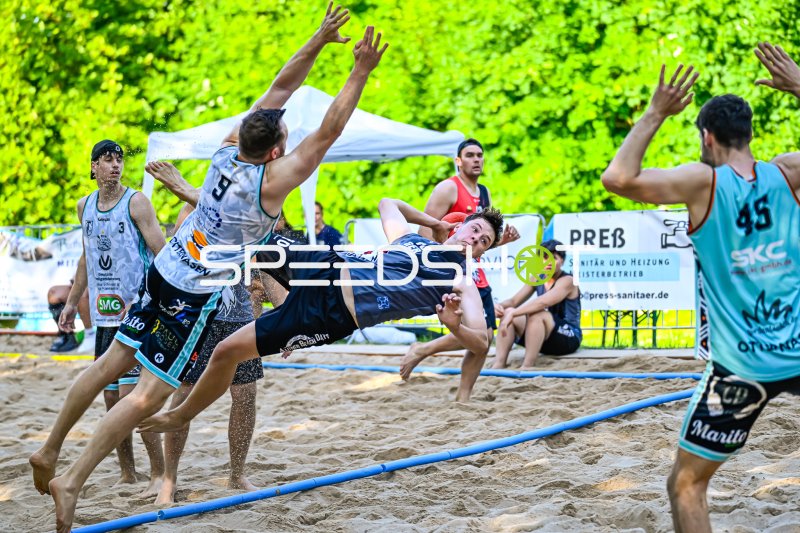 Spektakulärer Wurf beim Beach-Handball-Turnier im Sand