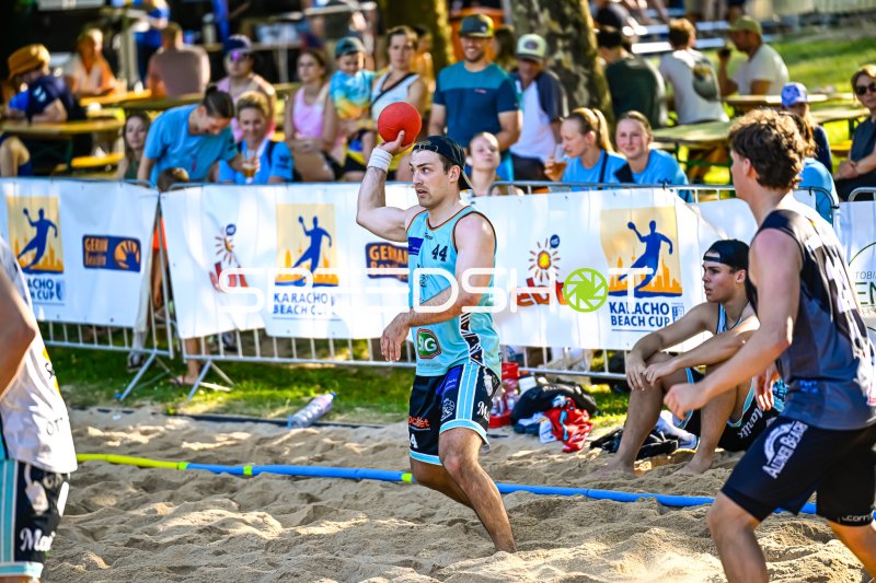 Spieler #44 beim Wurfversuch am Karacho Beach Cup