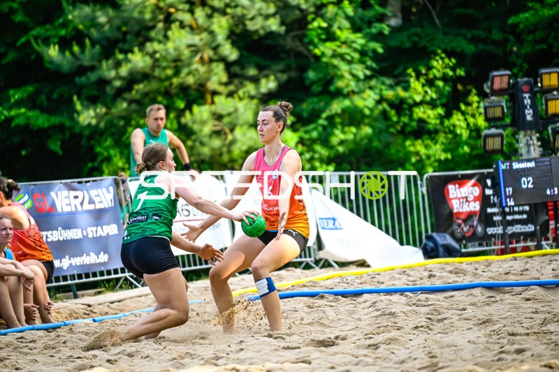 Zweikampf im Sand: #15 gegen #7 beim Beach-Handball-Shootout