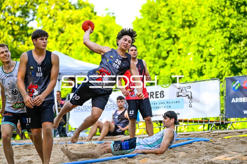 Spieler (#20; GER) mit Sprungwurf beim Beach-Handball-Match