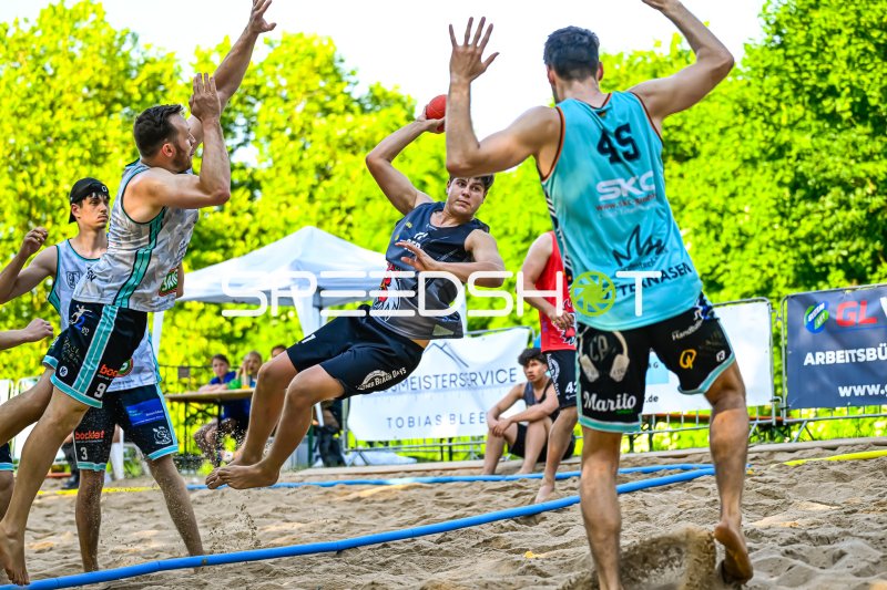 Spektakulärer Sprungwurf beim Beach-Handball-Turnier im Sand
