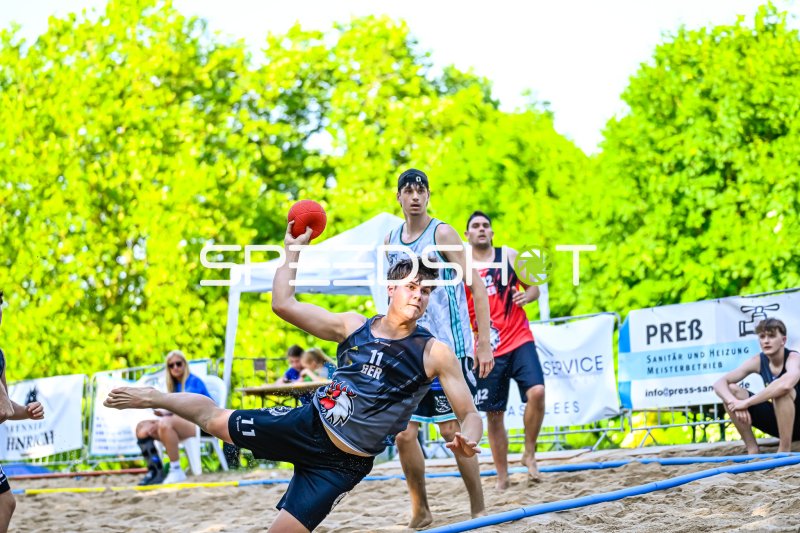 Spieler #11 (GER) mit Wurfaktion im Beach-Handball