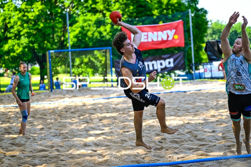 Spektakulärer Sprungwurf beim Beach-Handball-Turnier