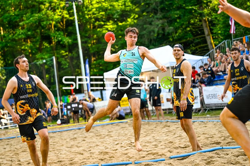 Spieler #24 beim Sprungwurf im Beach-Handball-Match