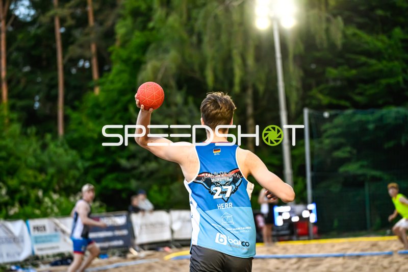 Herr (#27; Beach & Da Gang Münster) beim Wurf im Beach-Handball