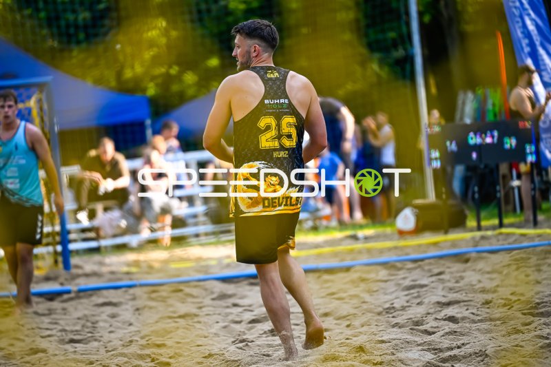Kurz (#25; Devils) beim Beach-Handball-Turnier im Sand