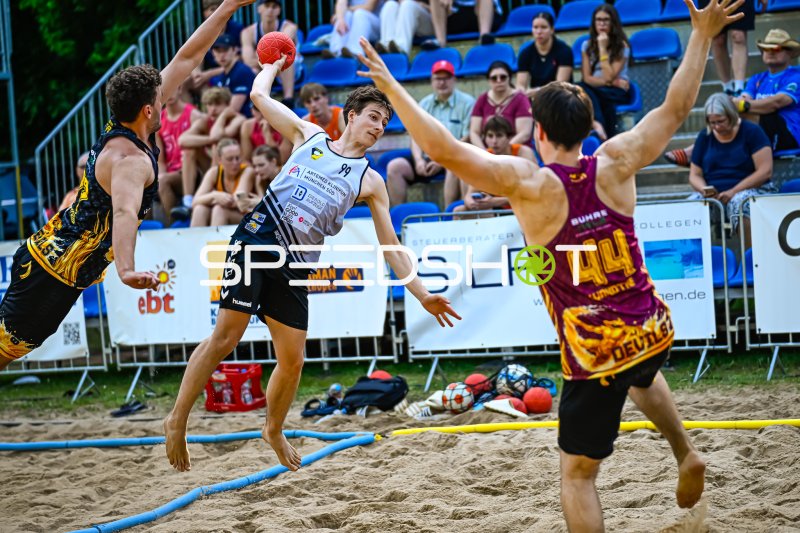Spieler (#99) beim Sprungwurf im Beach-Handball-Turnier