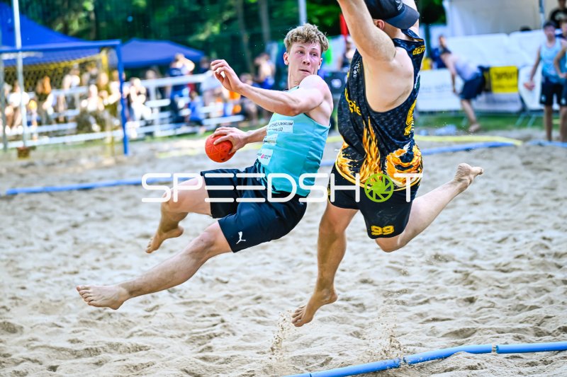 Spektakulärer Sprungwurf beim Beach-Handball-Turnier