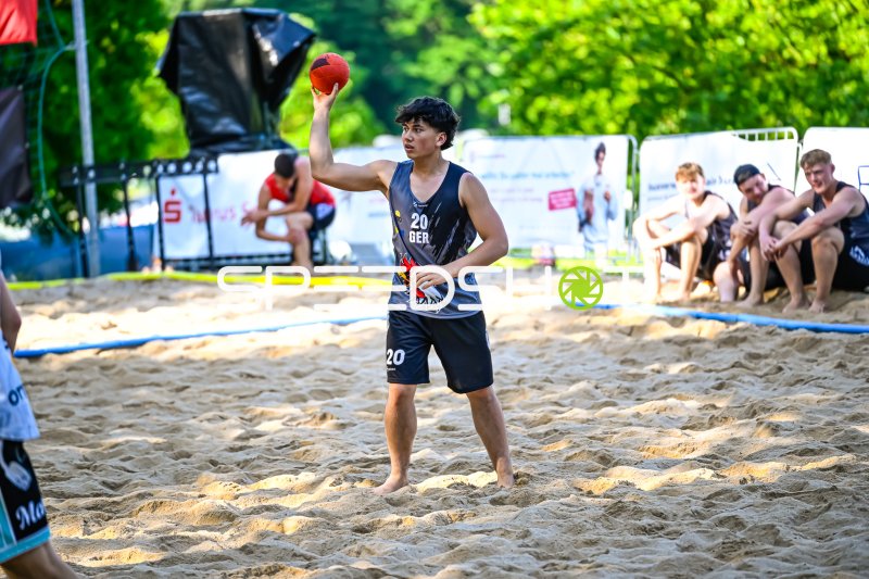 Spieler #20 (Deutschland) beim Wurfansatz im Beachhandball