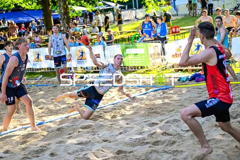 Spektakulärer Wurfversuch beim Karacho Beach Cup im Sand
