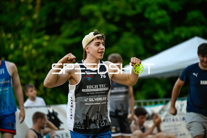 Spieler #76 (Gremlins) jubelt bei Outdoor-Basketball-Event