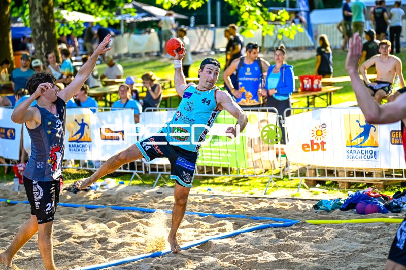 Spieler #44 beim Wurf beim Karacho Beach Cup