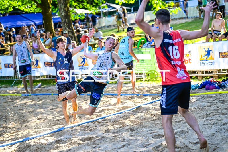 Spieler (#2; SMG) beim Wurfversuch am Karacho Beach Cup