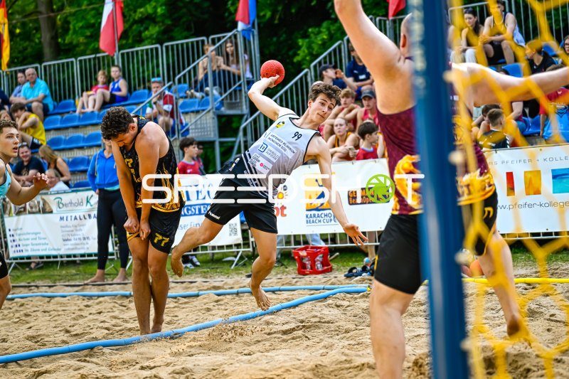 Spieler #99 (Artemed Klinikum München Süd) beim Wurfversuch am German BeachOpen