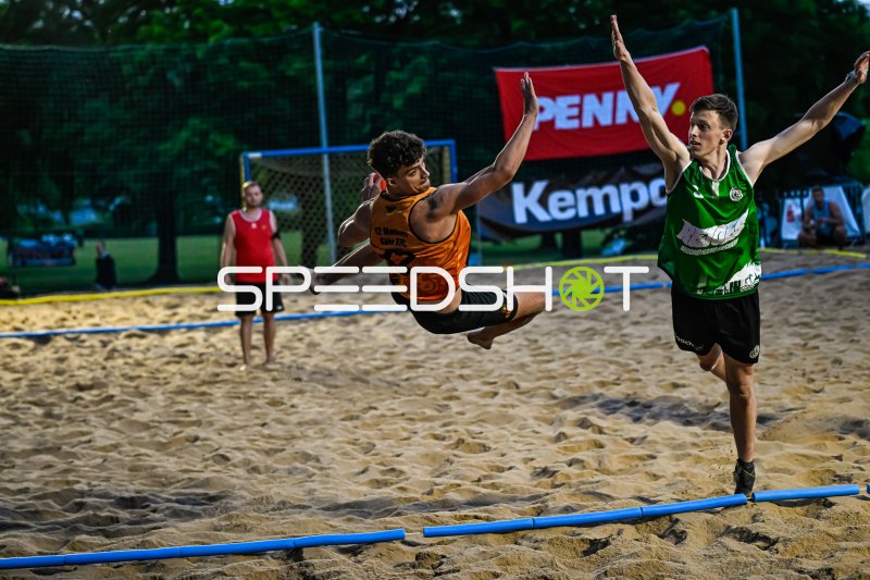 Spektakulärer Sprungwurf beim Beach-Handball unter freiem Himmel