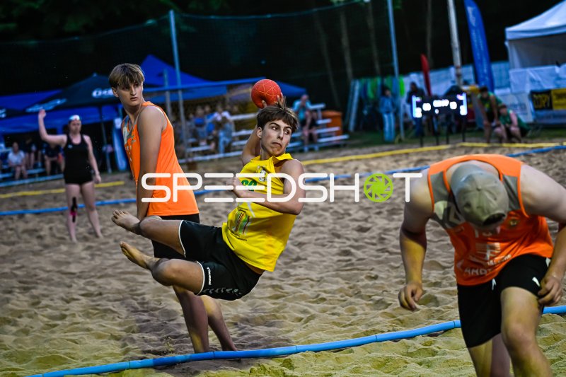 Wurfaktion im Beach-Handball-Turnier bei Nacht