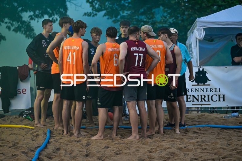 Nordlichter-Spieler in Auszeit-Besprechung beim Beach-Handball