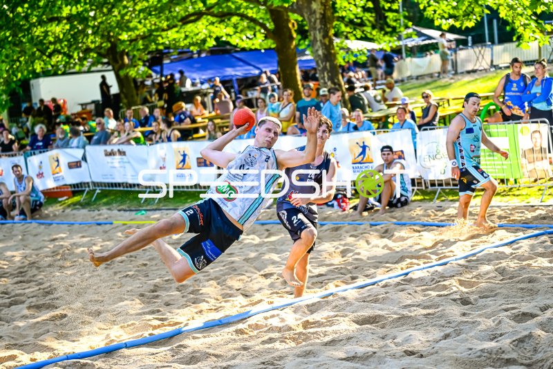 Spieler (#2) beim Wurfversuch im Beach-Handball-Turnier