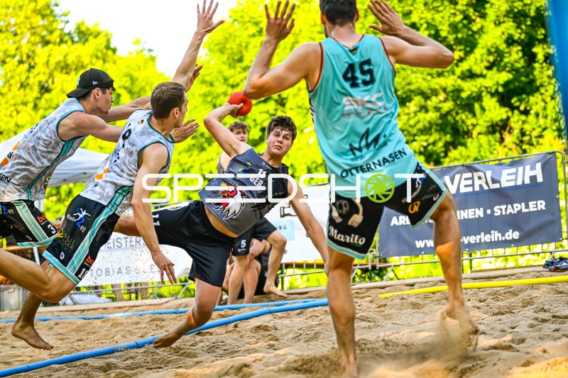 Deutschlands #11 beim Wurfversuch im Beach-Handball-Match