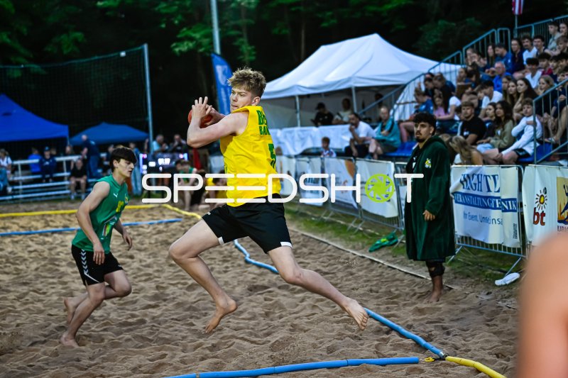 Wurf im Sprung beim Beach-Handball-Turnier