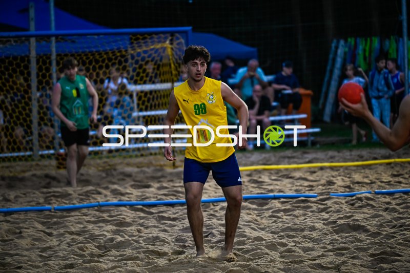 Spieler (#99) im Fokus beim Beachhandball-Spiel