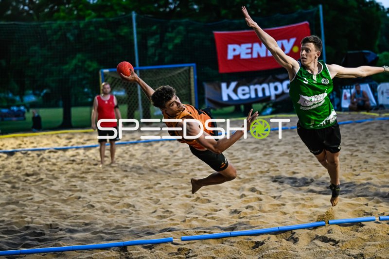 Spektakulärer Wurfversuch im Beach-Handball-Zweikampf