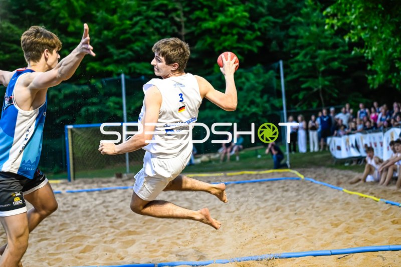 Spieler (#3; Sandkaszenband) beim Sprungwurf im Beach-Handball