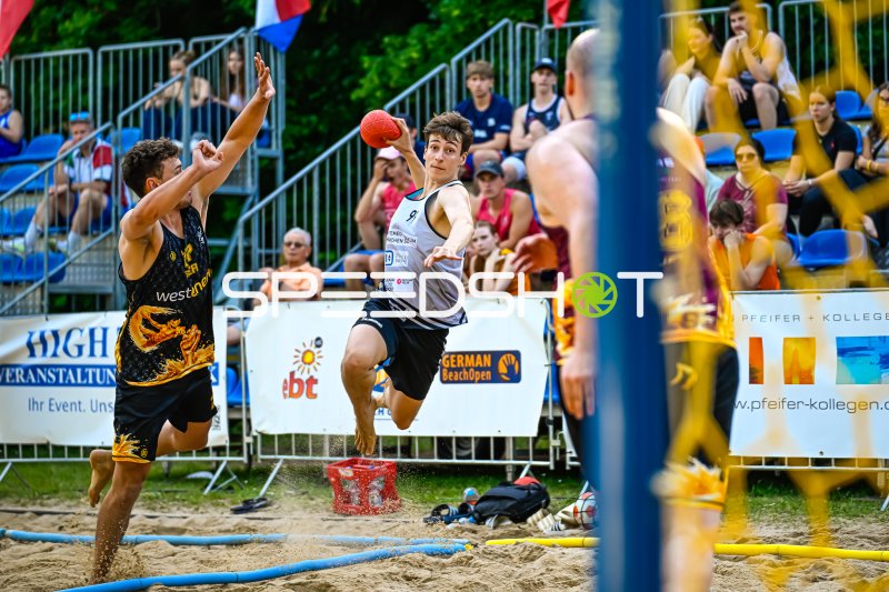 Wurf beim German Beach Open – Angreifer im Sprung aufs Tor