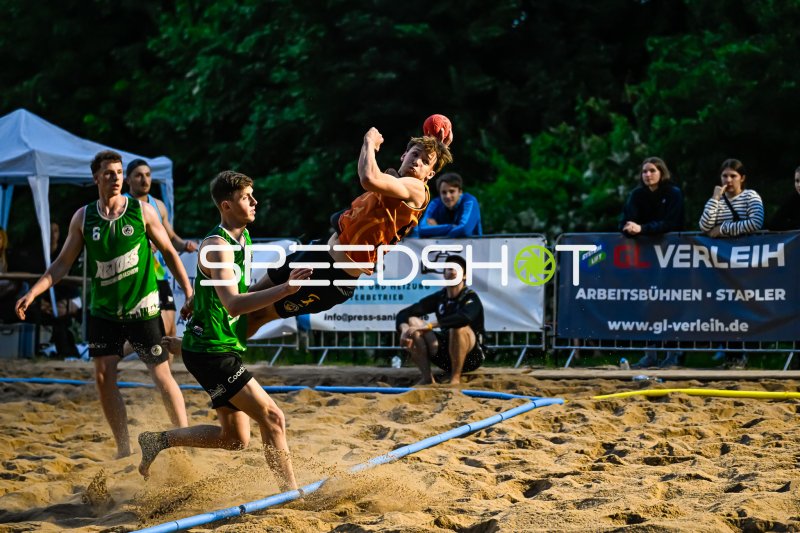 Spektakulärer Wurfversuch beim Beach-Handball-Turnier