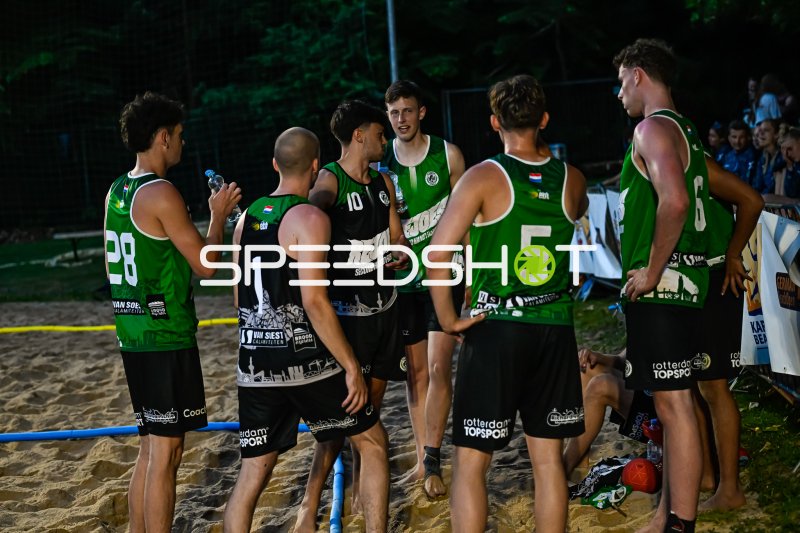 Teamgespräch beim Beach-Handball auf dem Sandplatz