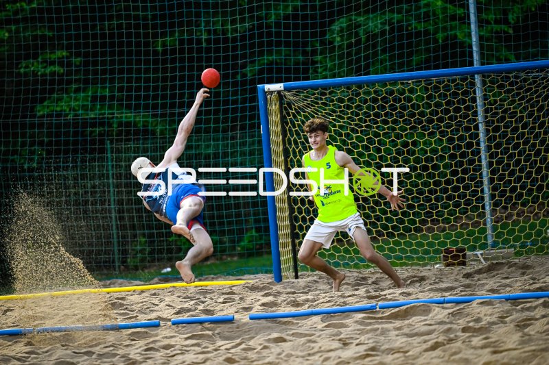 Spektakuläre Parade im Beach-Handball: Torwart fliegt zum Ball