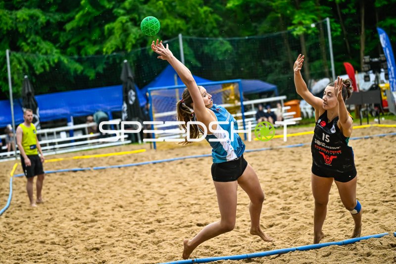 Wurfaktion im Beach-Handball-Zweikampf gegen Spielerin #15