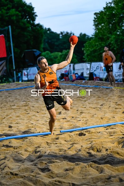 Spieler (#18) beim Wurfversuch im Beach-Handball