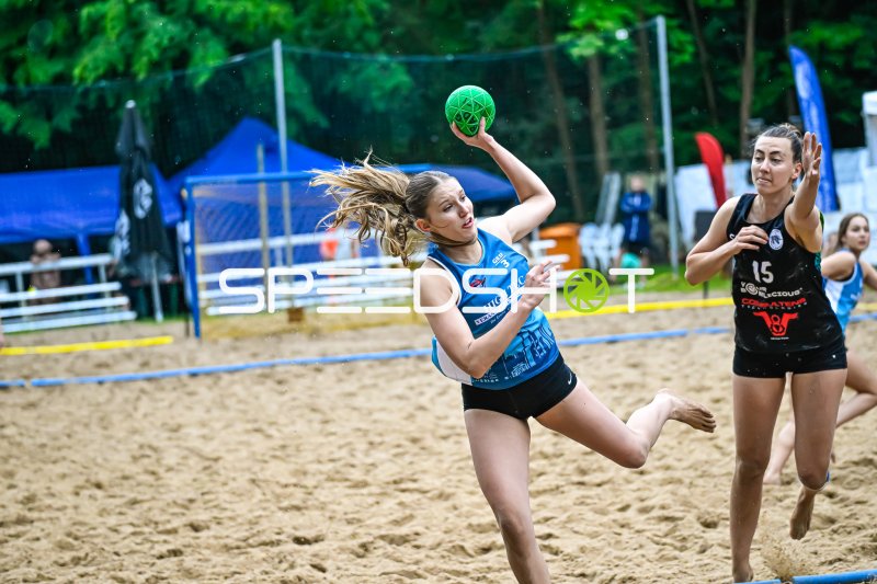 Spielerin (#3) beim Wurfversuch im Beach-Handball-Match
