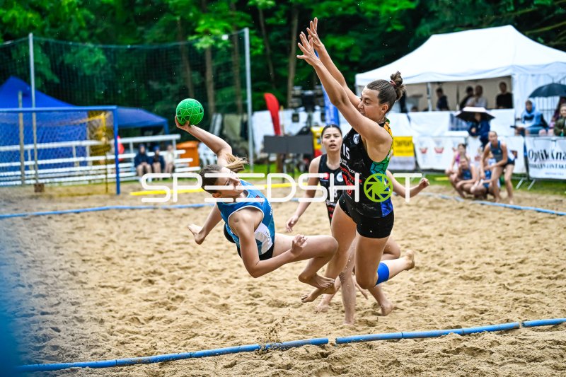 Spektakulärer Wurf im Zweikampf beim Beach-Handball-Turnier