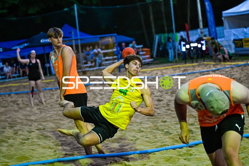 Spektakulärer Wurf beim Beach-Handball-Turnier