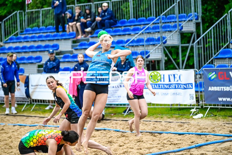 Wurfaktion beim Beach-Handball-Turnier auf Sandplatz