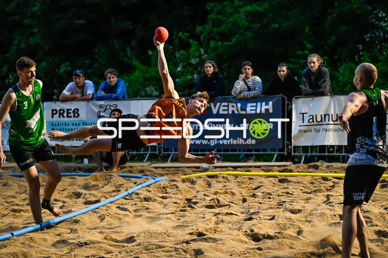 Spektakulärer Wurfversuch beim Beach-Handball-Turnier im Sand