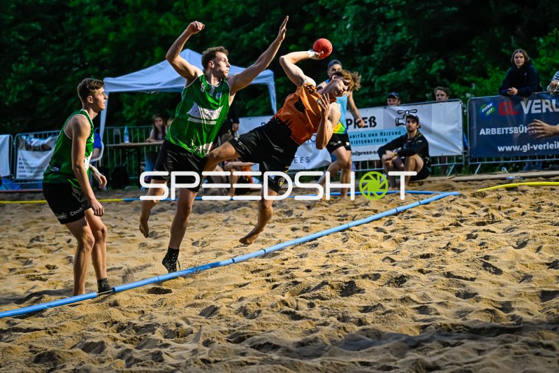Wurf im Zweikampf beim Beach-Handball-Turnier