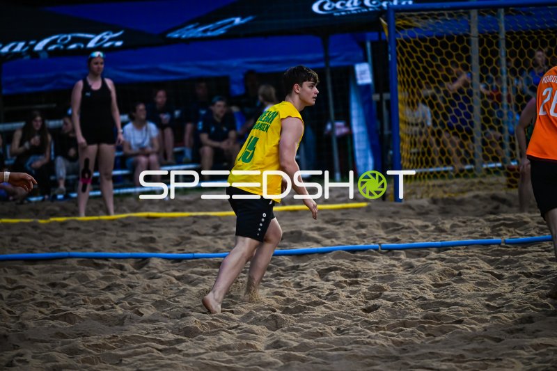 Spieler (#15) im Einsatz beim Beach-Handball-Turnier