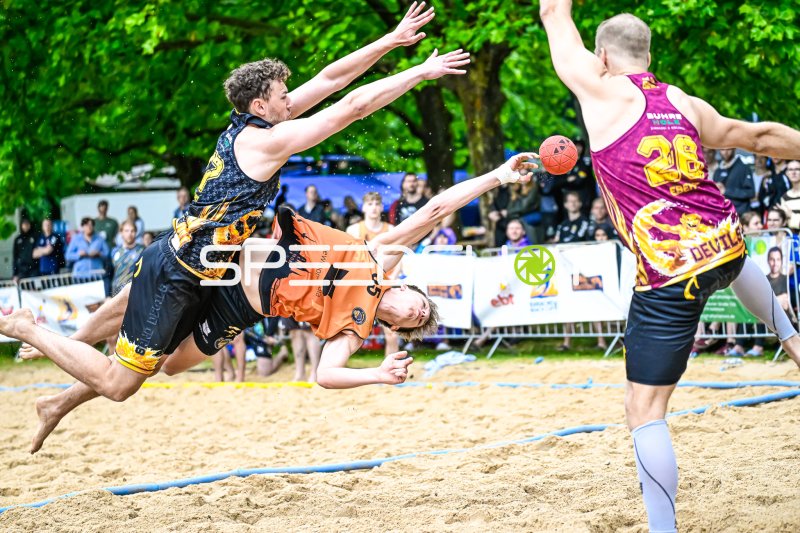 Spektakulärer Wurfversuch im Sand beim Beach-Handball-Turnier