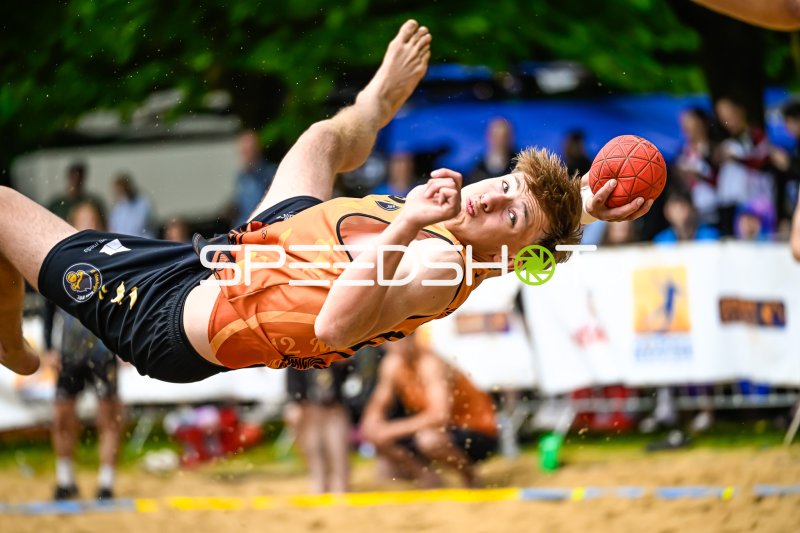 Spektakulärer Wurfversuch beim Beach-Handball-Turnier