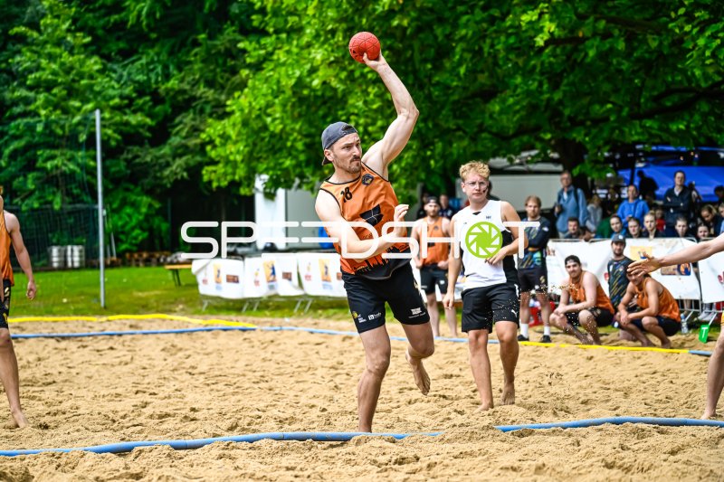 Spieler (#26) beim Sprungwurf im Beach-Handball-Match