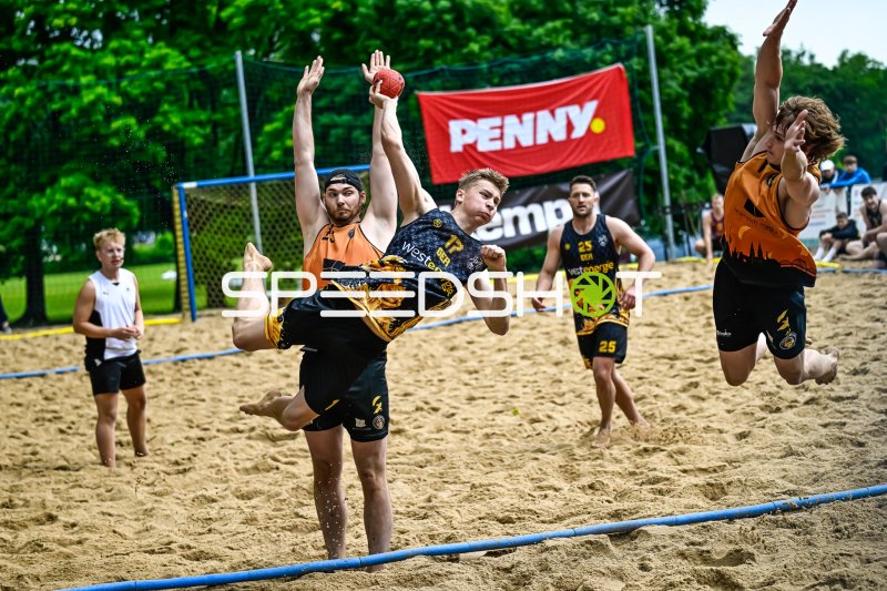 Dynamischer Zweikampf beim Beach-Handball-Turnier im Sand